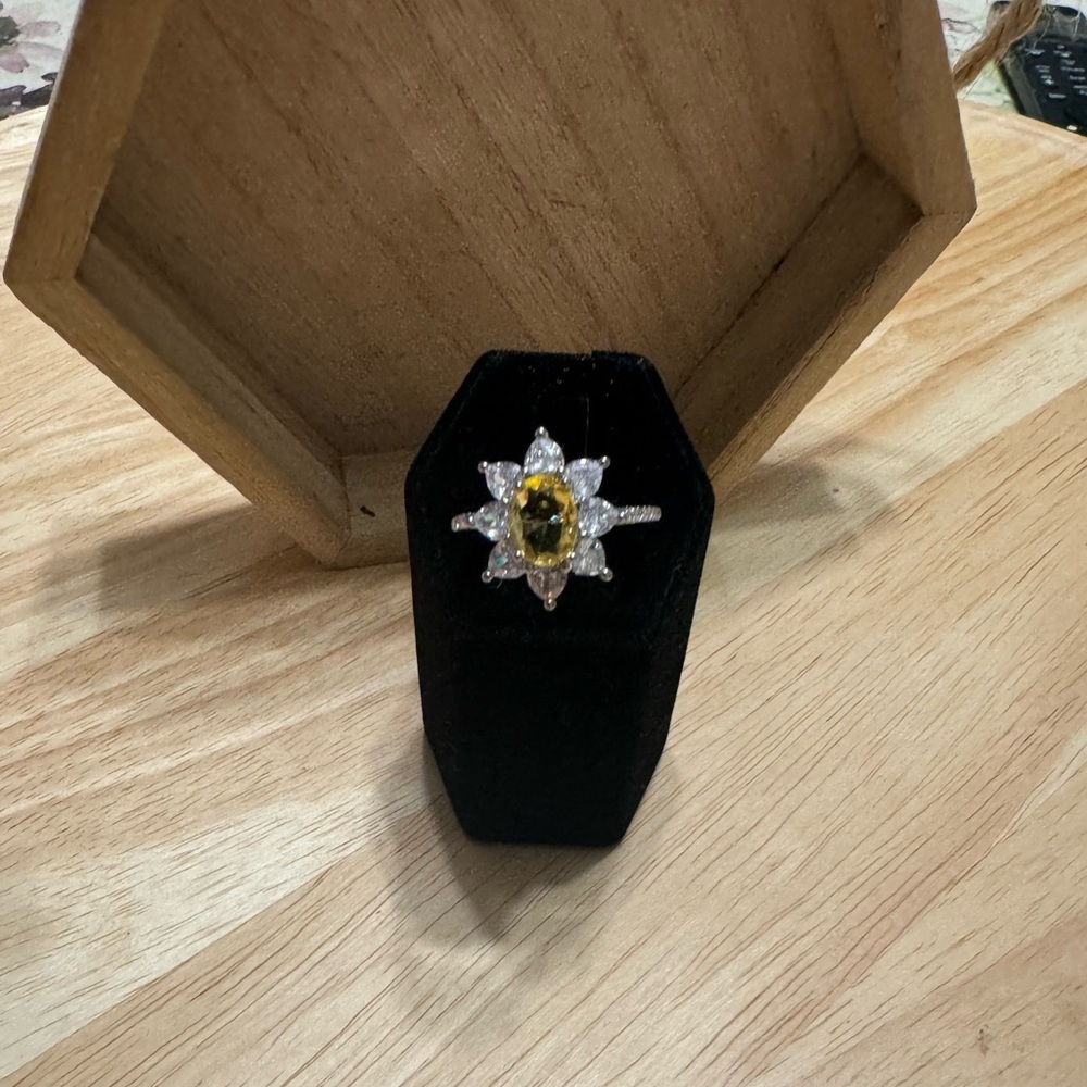 SIZE 10 WEDDING RING - Picture 6 of 13